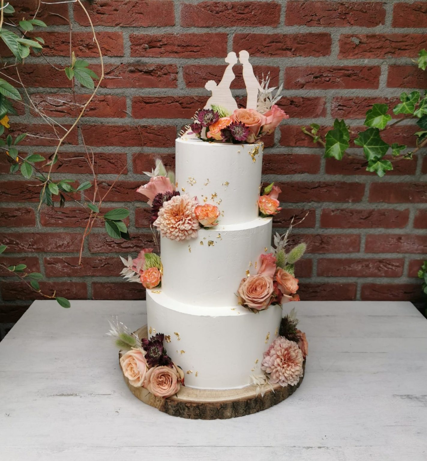 Creme Taart Met Verse Bloemen En Bladgoud Enjoy Cakes