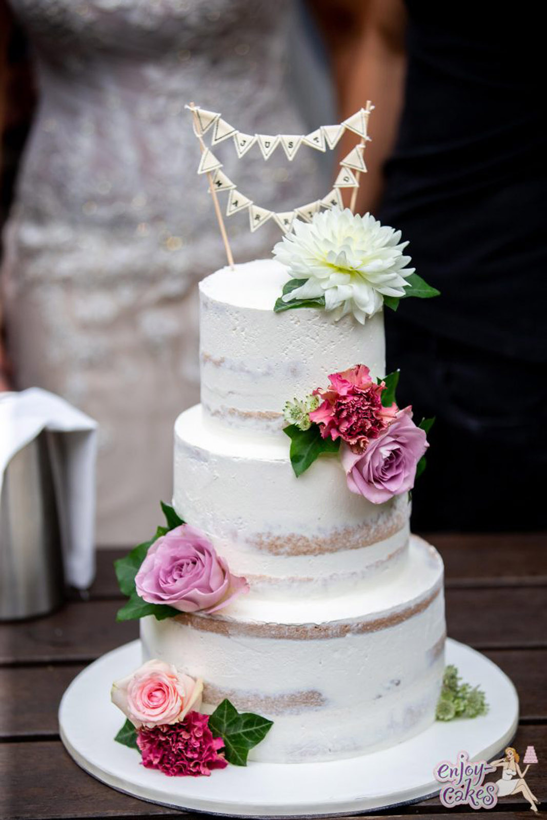 Semi-naked wedding cake met verse bloemen