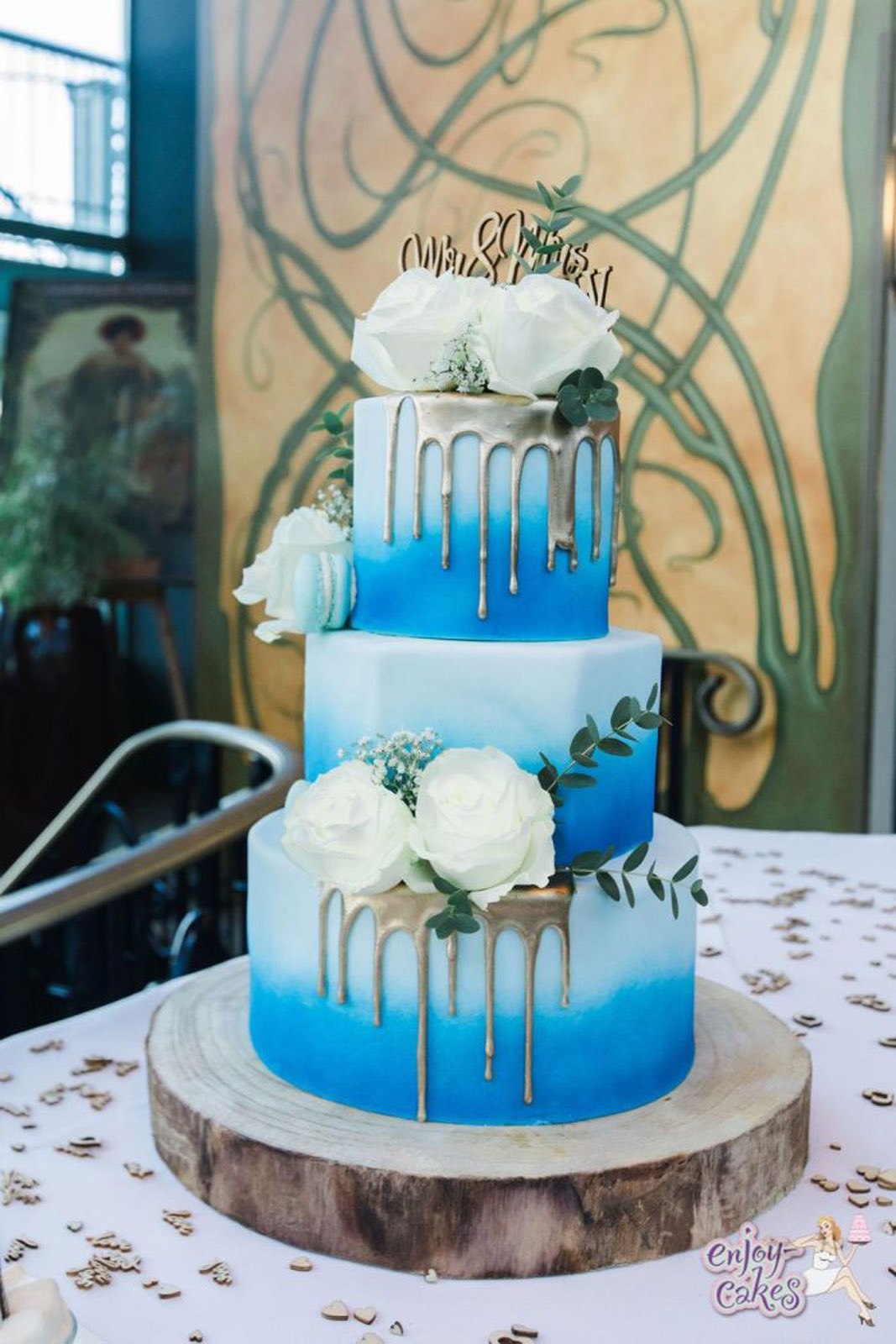 Blue wedding drippcake