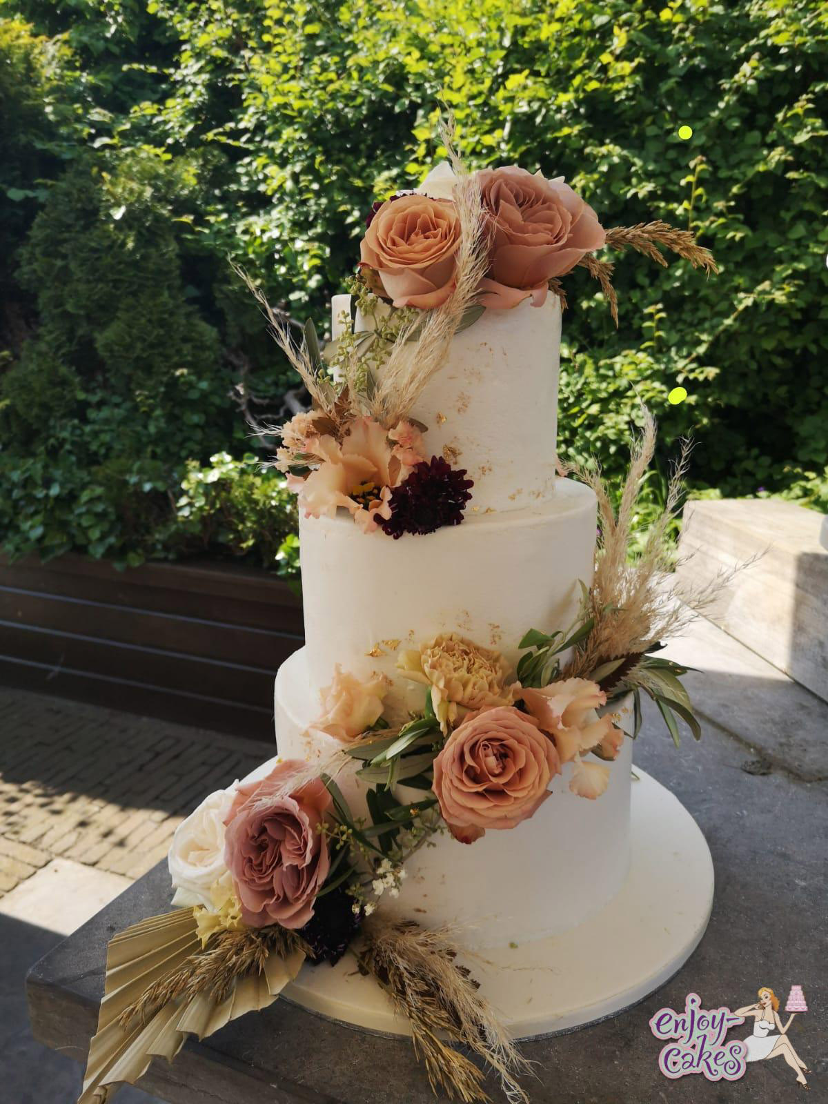 strijd drijvend lichten Bruidstaart met echte bloemen - Enjoy-Cakes