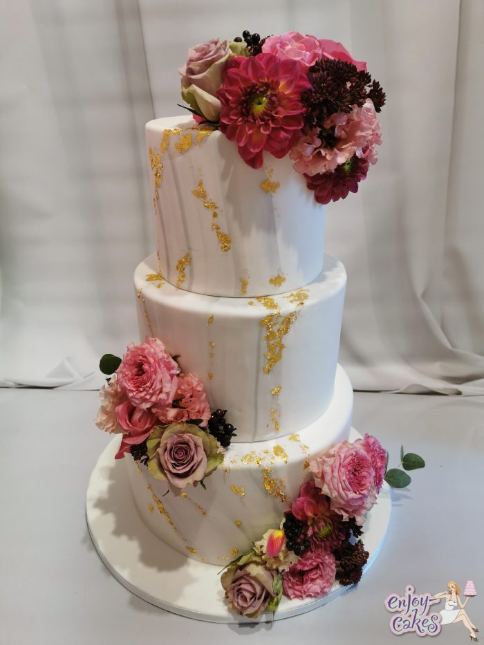 Marmeren bruidstaart met bladgoud en verse bloemen