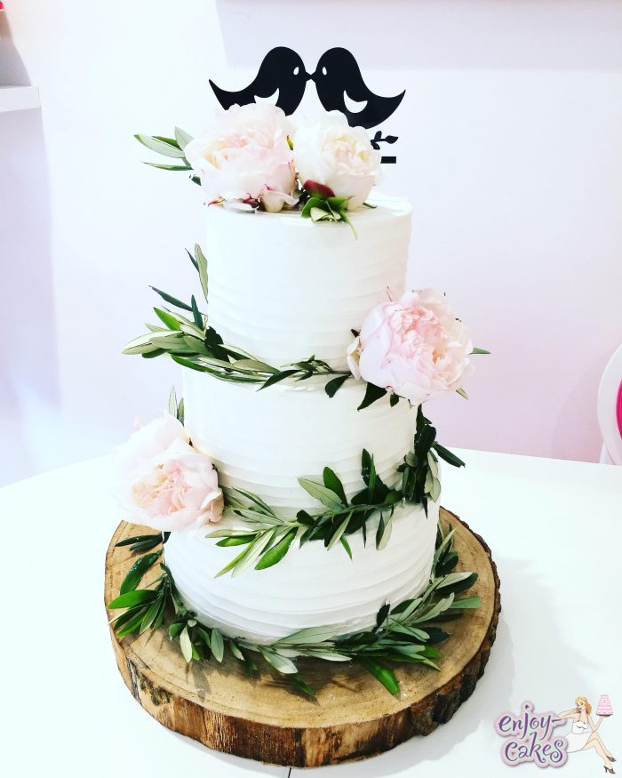 Simple elegant weddingcake