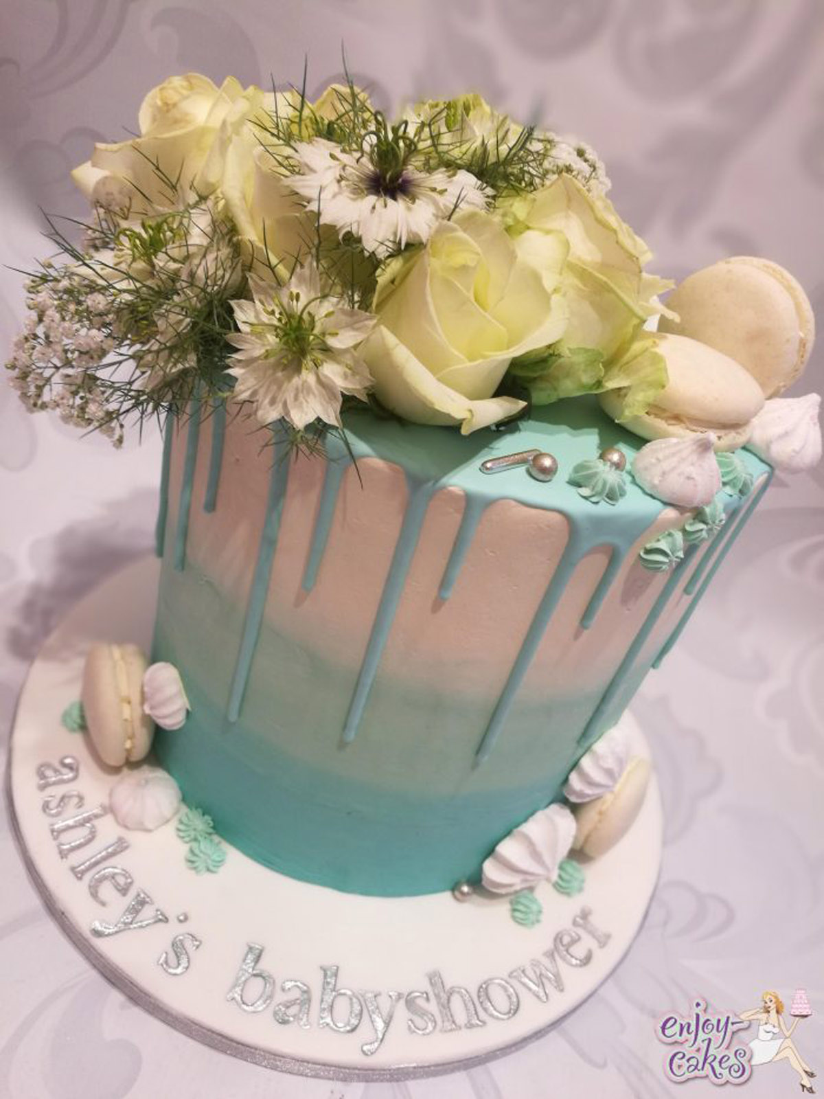Babyshower taart met verse bloemen