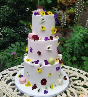 Bruidstaart met eetbare viooltjes