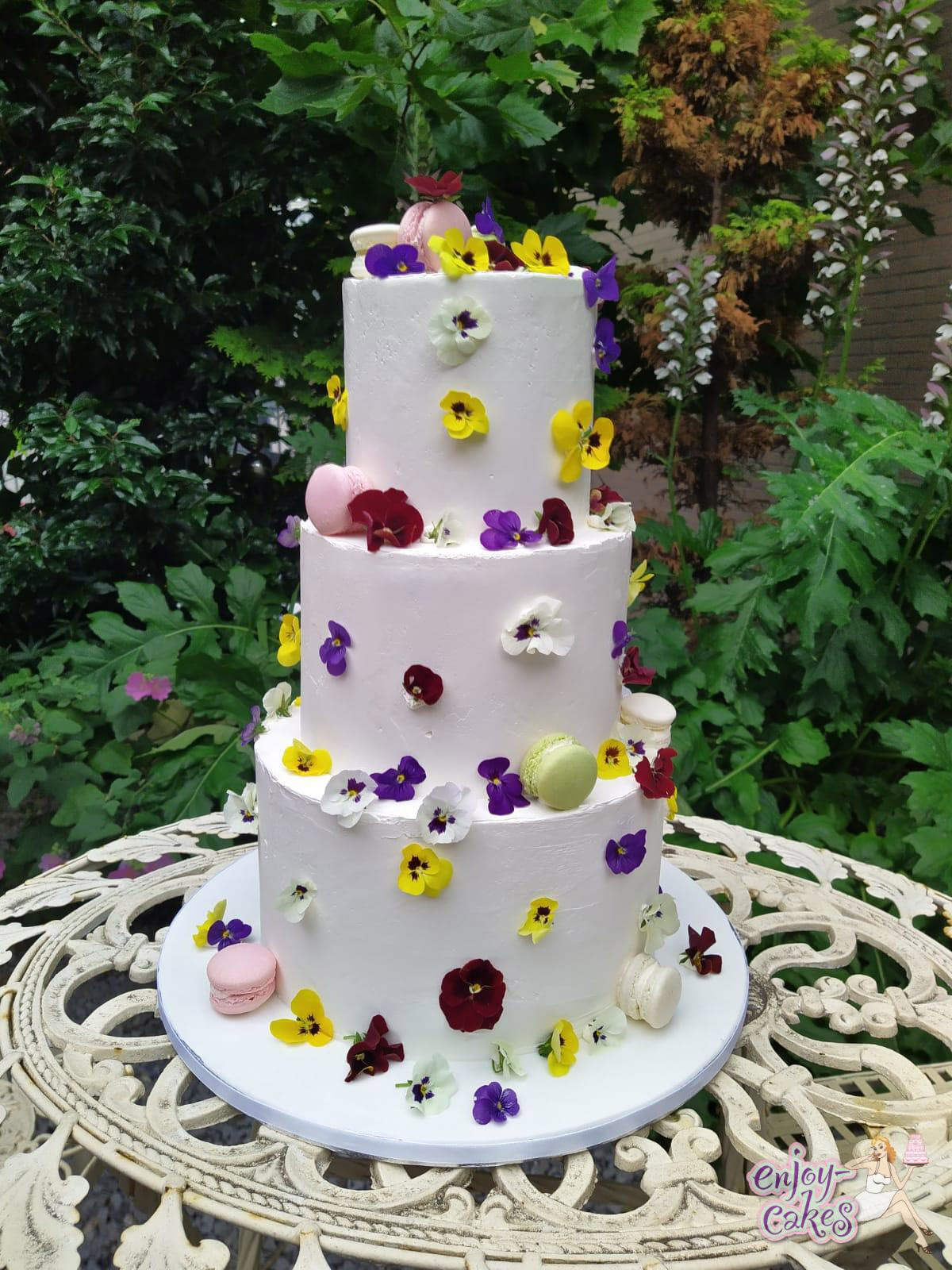 Witte bruidstaart met bloemen - Enjoy-Cakes