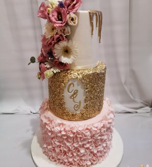 Bruidstaart met roze ruffles en goud decor