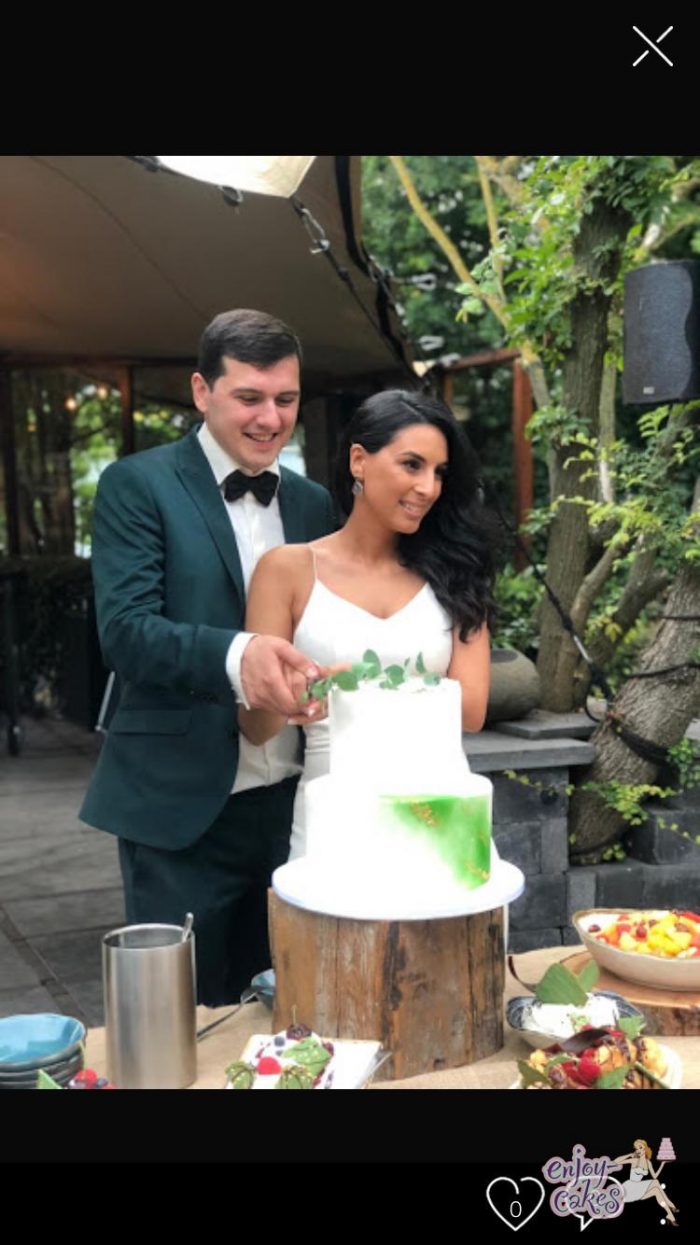 White weddingcake with green blush