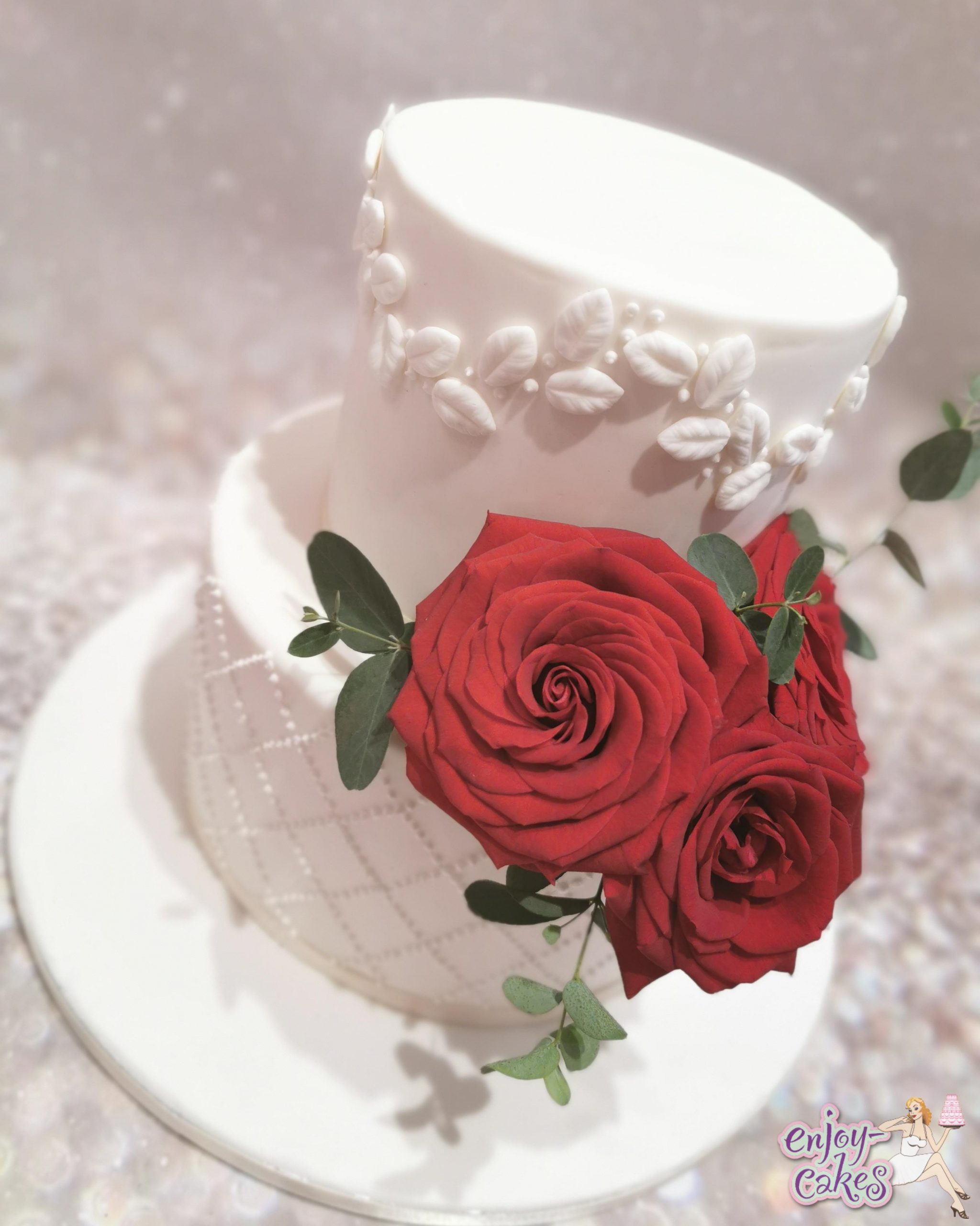 banjo Continent barst Witte bruidstaart met rode rozen - Enjoy-Cakes