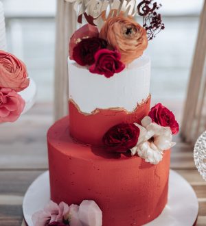 Rode en witte Creme Bruidstaart met verse bloemen