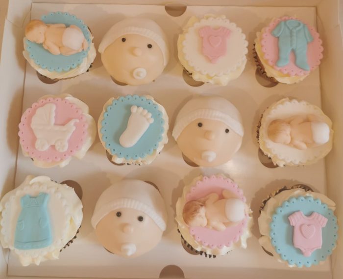 Genderreveal baby gezichtjes cupcakes