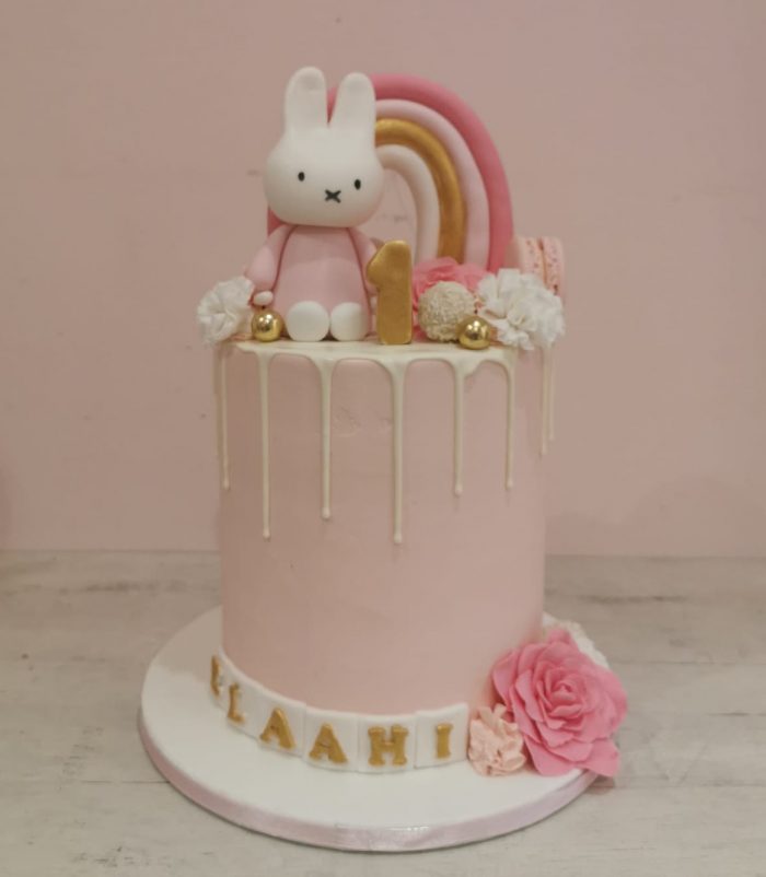 konijntje regenboog roze taart