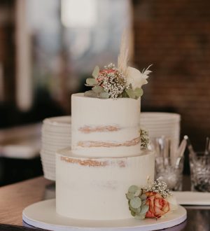 Semi-naked weddingcake met verse Bloemen