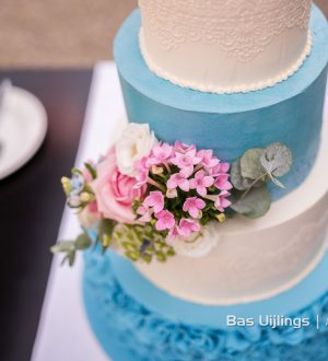 Blauwe creme ruffle bruidstaart