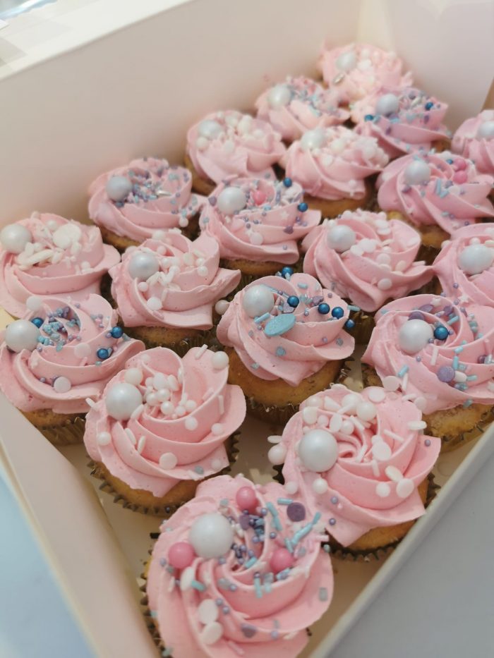 mini cupcakes met sprinkels