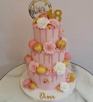 Roze en goud drip taart met fondant rozen