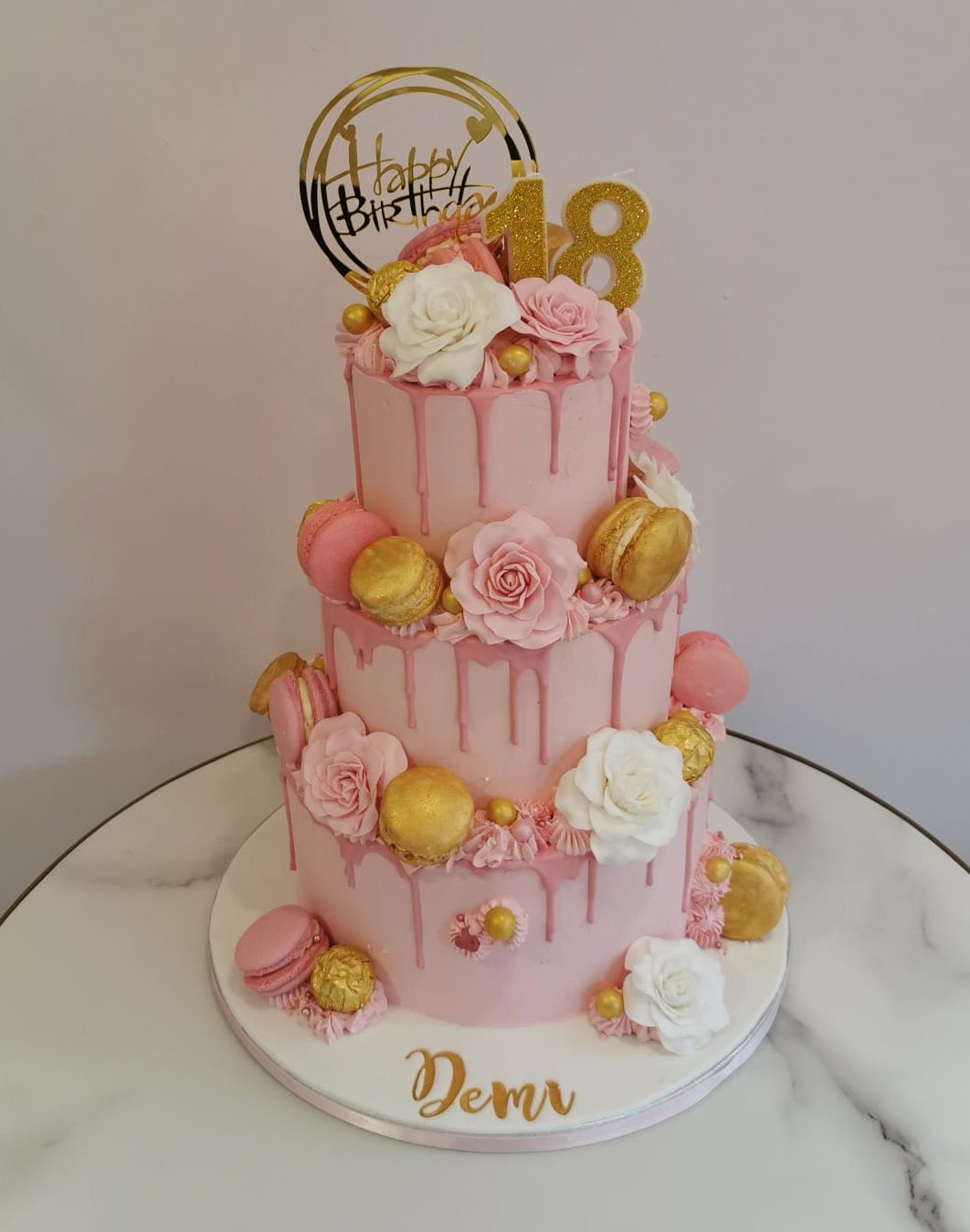 erectie nakoming in het midden van niets Roze en goud drip taart met fondant rozen - Enjoy-Cakes