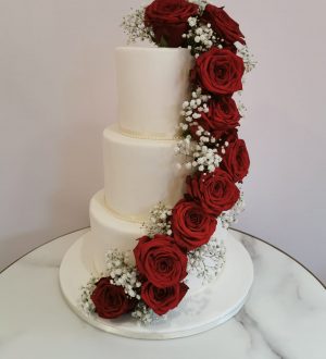 Rode rozen waterval bruidstaart