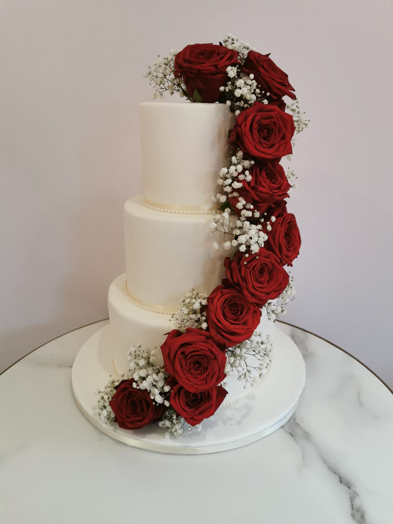 medaillewinnaar zal ik doen Tijd Rode rozen waterval bruidstaart - Enjoy-Cakes