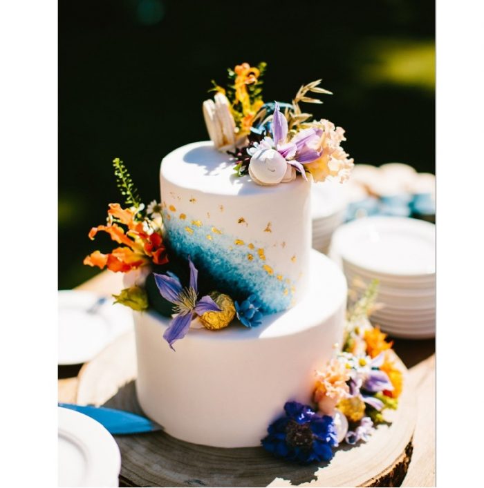 Blauw witte fondant taart met tropische bloemen