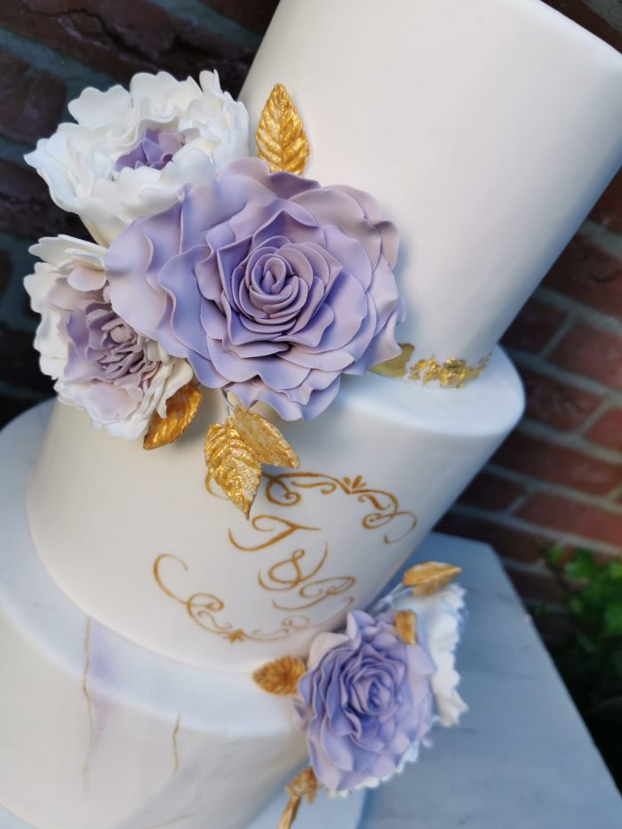 Lila en gouden bruidstaart met fondant rozen