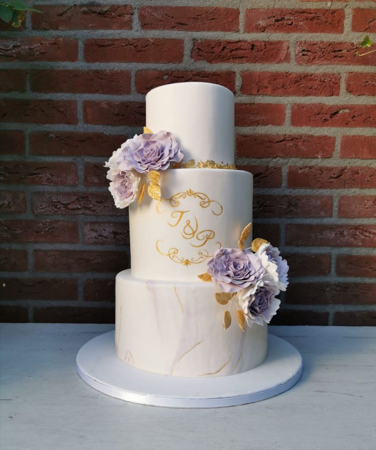 Lila En Gouden Bruidstaart Met Fondant Rozen Enjoy Cakes