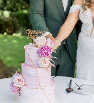 Roze marmer bruidstaart met pioenrozen