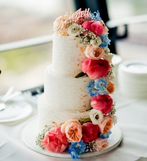 Creme taart met een bloemen waterval