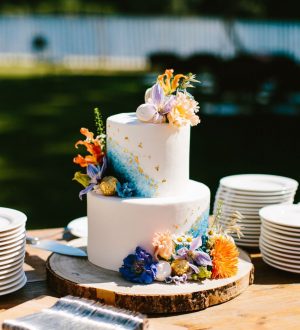 Fondant taart met kleurrijke bloemen en bladgoud