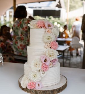 Witte creme taart met strepen en bloemen