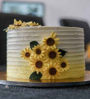 Gele creme taart met fondant bloemen