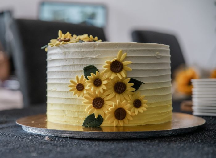 Gele creme taart met fondant bloemen