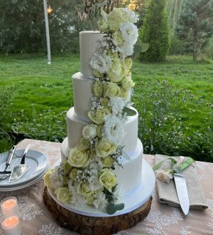 Witte fondant taart met waterval van echte bloemen