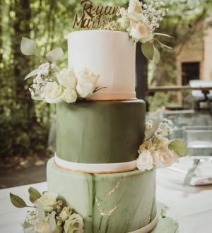 Green marble cake with flowers
