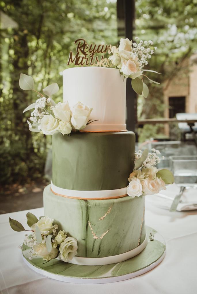Green marble cake with flowers
