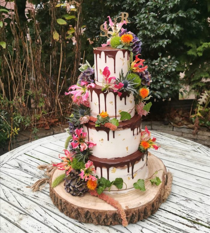 chocoladedrip semi-naked wedding cake