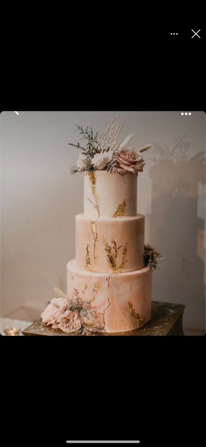 Weddingcake with flowers en gold