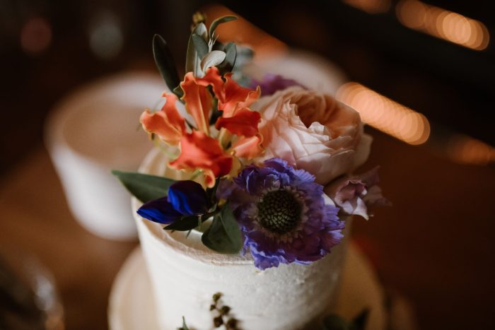 Creme strepen bruidstaart met verse bloemen