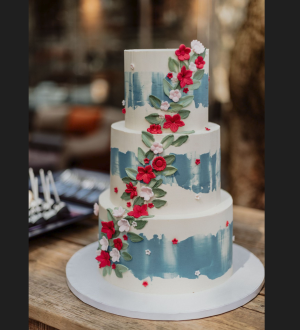 creme bruidstaart met waterval van fijne bloemetjes