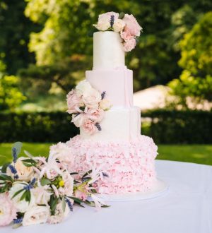 Pastel pink ruffle bruidstaart