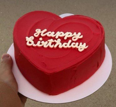 costum cake hartentaart creme met happy birthday tekst