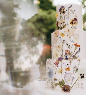 Witte fondant bruidstaart met echte eetbare droogbloemen