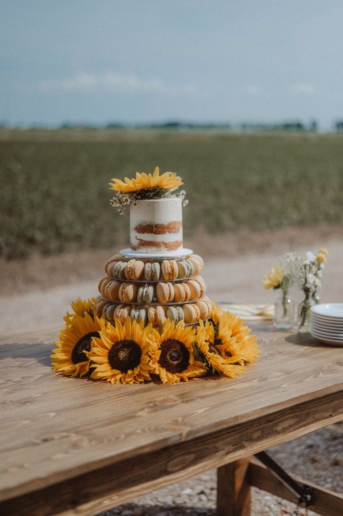 Semi naked bruidstaart op macarontoren met zonnebloemen