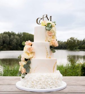 Ruffle fondant bruidstaart met verse bloemen