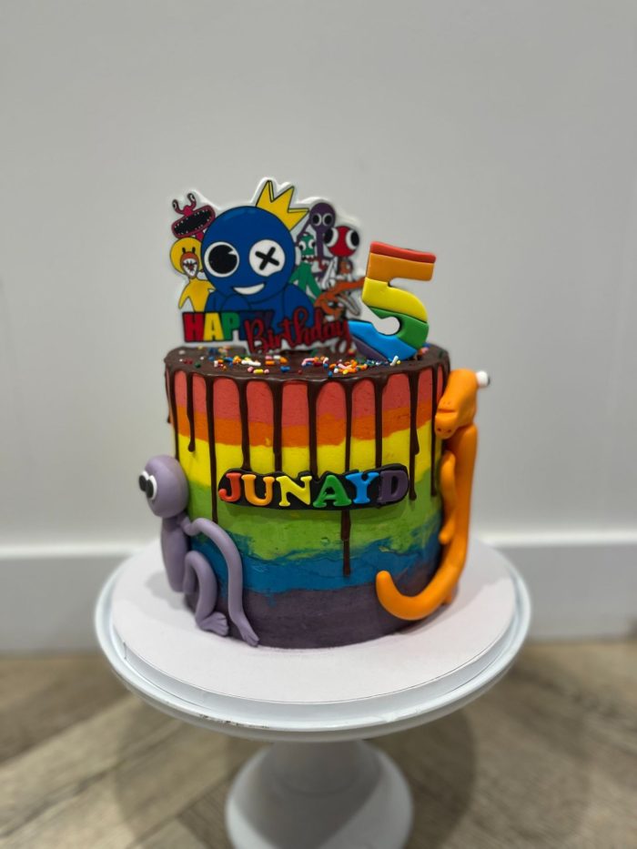 Rainbow friends taart