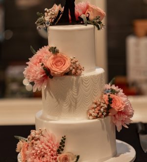 Bruidstaart fondant met rozen en chrysanten