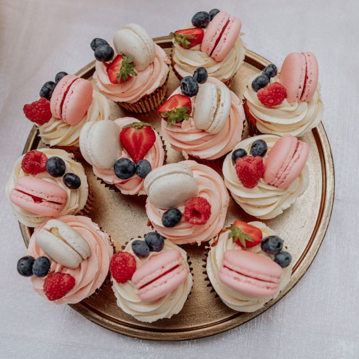 Bruidstaart met bijpassende cupcakes