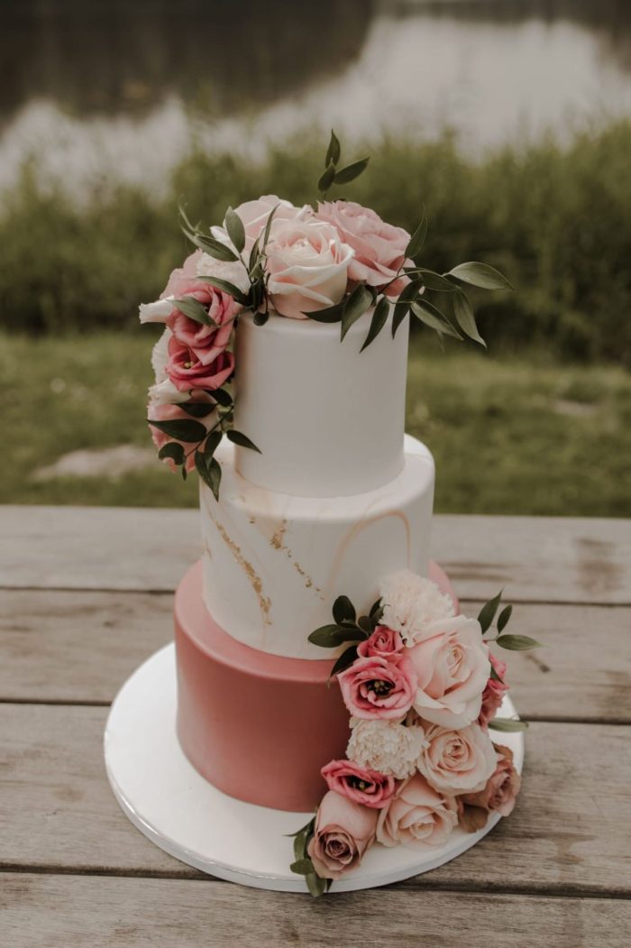 Fondant bruidstaart met zacht roze verse bloemen
