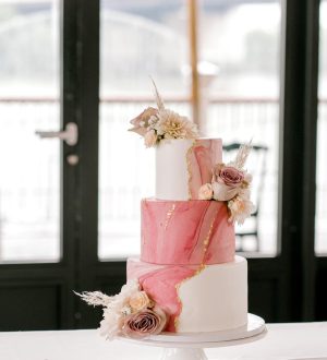 Marmer bruidstaart roze met bladgoud