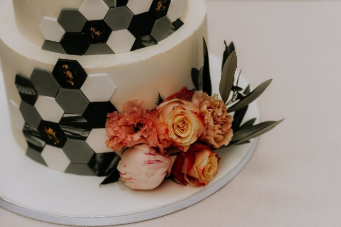 Creme weddingcake with hexagon
