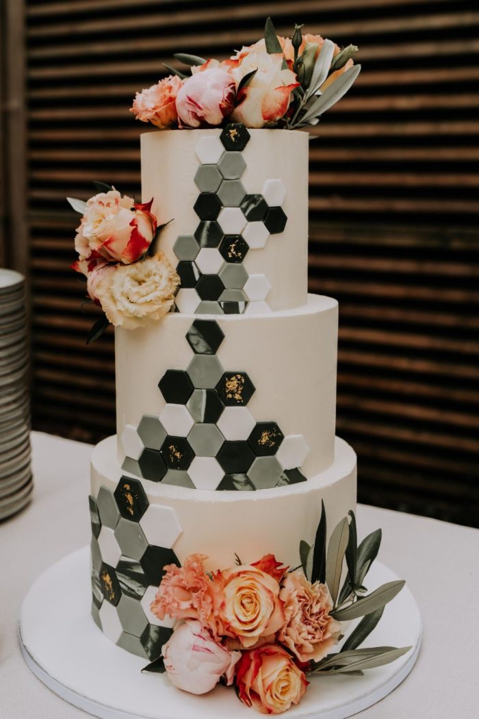 Creme weddingcake with hexagon